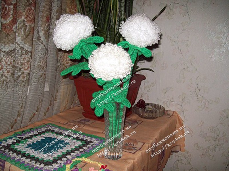 вязаные крючком цветы в вазе