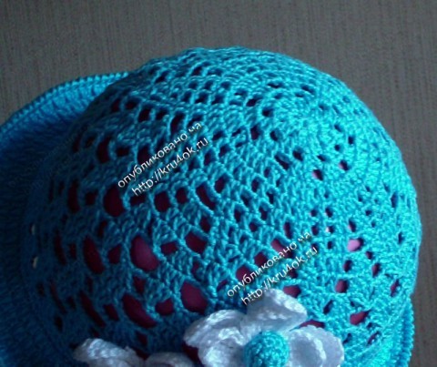 Голубая шапочка для дочки связанная крючком