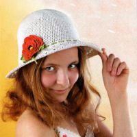 Ажурная шляпка с красным цветком. Вязание крючком.