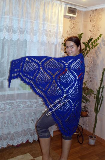 Синяя шаль с узором “ананас”. Вязание крючком.