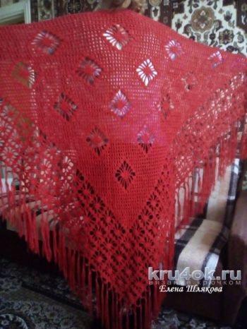 Красная шаль крючком. Работа Елены Шляковой