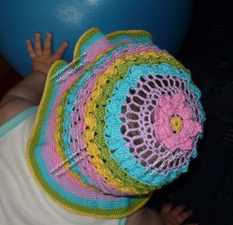 Разноцветная шапочка для девочки связанная крючком