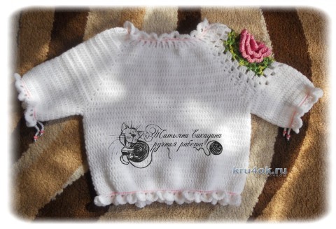 Детский пуловер с ажурным цветочным мотивом