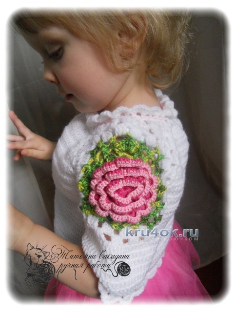 Детский пуловер с цветочным мотивом