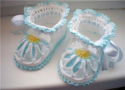 Туфельки - ромашки для новорожденных крючком