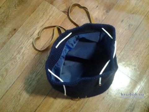 Рюкзак крючком с кожаными вставками. Работа Аксиньи Григ вязание и схемы вязания