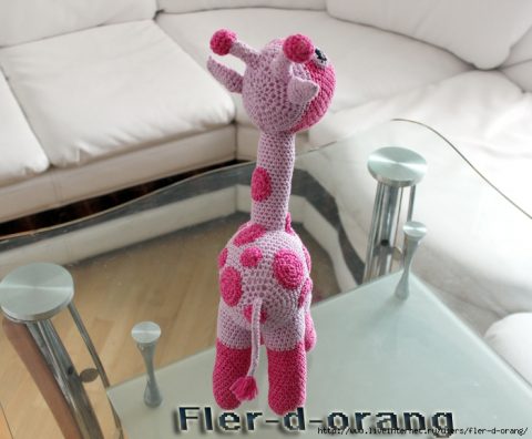 Розовый жираф крючком