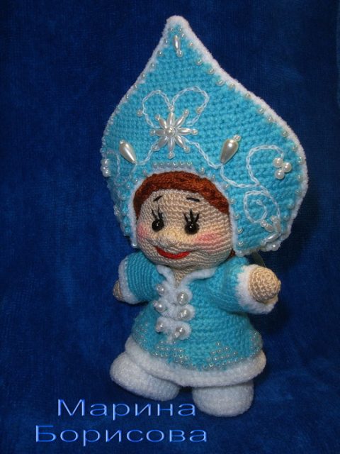 Кукла крючком в костюме снегурочки