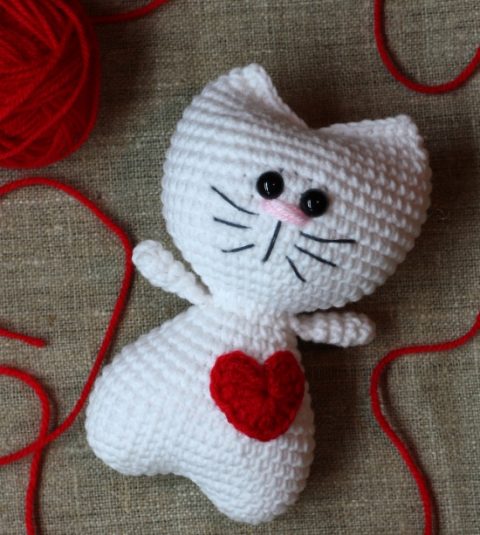Сердечный котик крючком, схема вязания