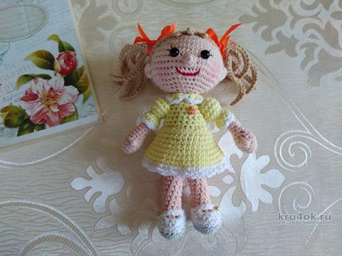 Маленькая миленькая кукла Алиса крючком