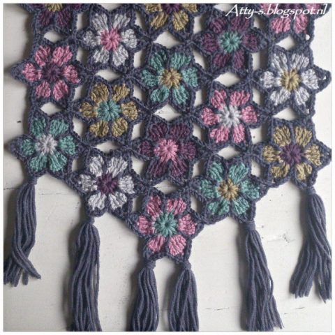 Вязаный шарф с цветочными мотивами