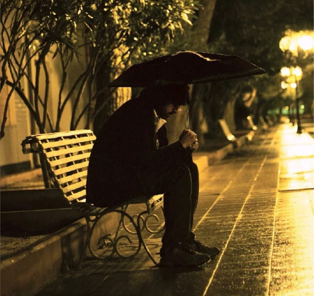 Одиноко гуляющий. Одинокий человек. Мужчина с зонтом. Одинокий человек осенью. Осень одиночество.