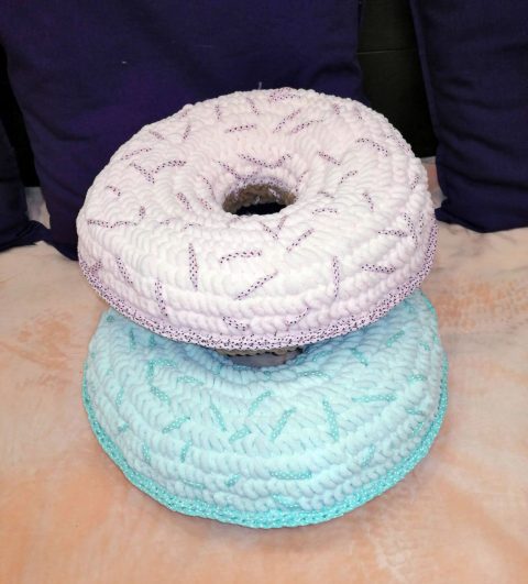 Декоративная подушка-пончик из толстой плюшевой пряжи, связанная крючком. Работа Светланы