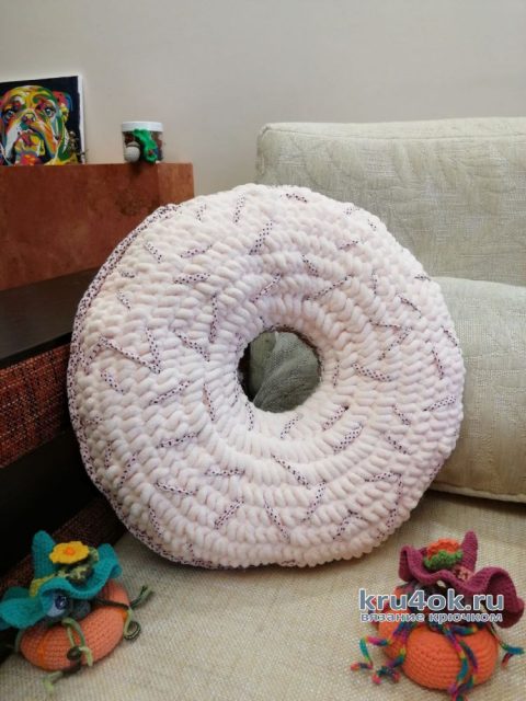 Декоративная подушка-пончик из толстой плюшевой пряжи, связанная крючком. Работа Светланы вязание и схемы вязания