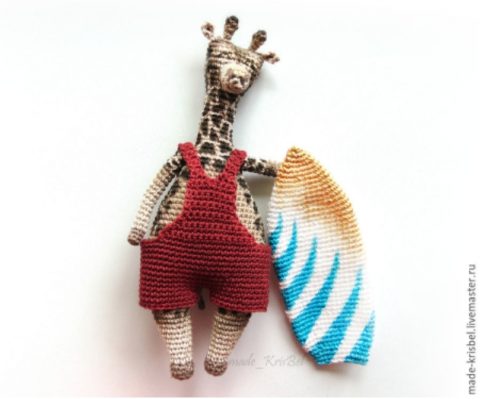 Жираф сёрфер - игрушка крючком