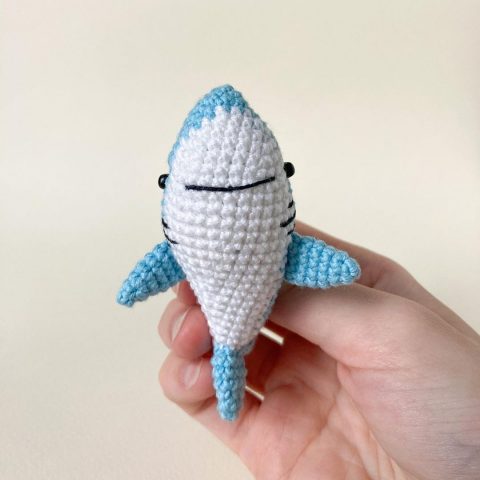 Маленькая акула связана крючком