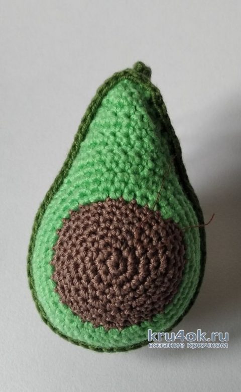 Авокадо - брелок, связан крючком. Работа Елены вязание и схемы вязания