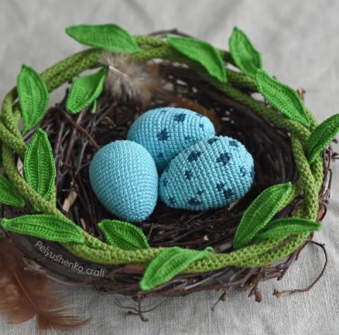 Гнездо с пасхальными яйцами