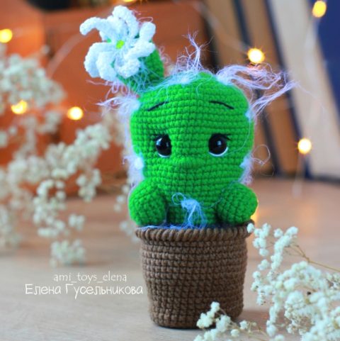Кактус с глазками в горшочке. Схема вязания крючком