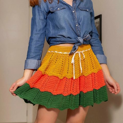 Короткая трехцветная юбка крючком