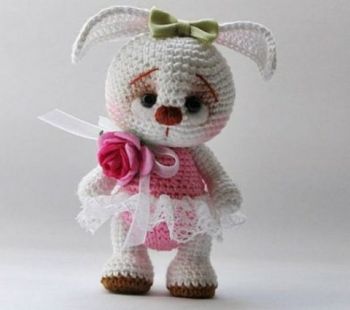 Кролик — милашка, вязанная крючком игрушка